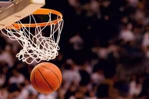 半岛体育-凯恩回归赛场，比分优势明显首场状态亮眼，篮网观众沸腾！